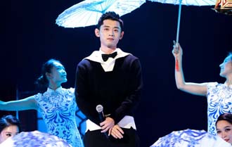 北京卫视跨年张继科深情献唱《看月亮爬上来》