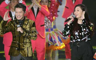 央视新年晚会联排凤凰传奇状态佳 玲花女儿惊喜献声