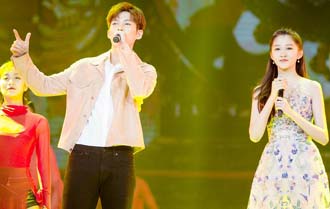 董力现身北京卫视跨年 首度合作关晓彤