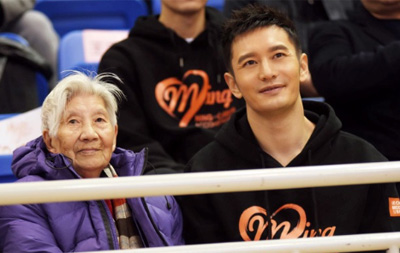 与结对的空巢老人一起登上纽约时代广场公益广告