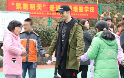 前往桐庐培智学校探望失智儿童