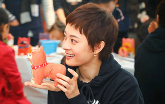 孙俪领养活动与萌娃玩手绘 新书有望今年面世