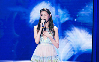 关晓彤亮相北影节闭幕式 献歌女性电影人