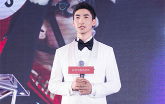 武大靖献拍冬奥会战服助力公益