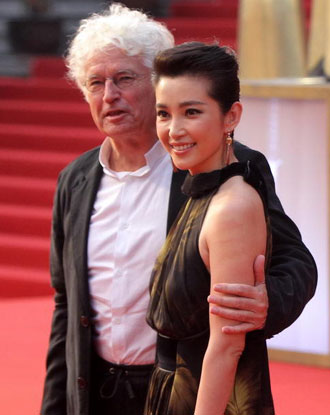 李冰冰亮相上影节闭幕红毯