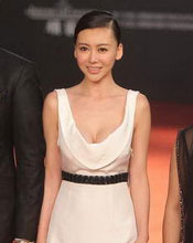 巩新亮一身白裙清纯走红毯