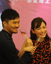 张智霖刘心悠幸福共饮交杯酒