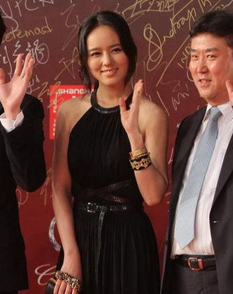 韩国人气女星韩佳人亮相上影节闭幕红毯