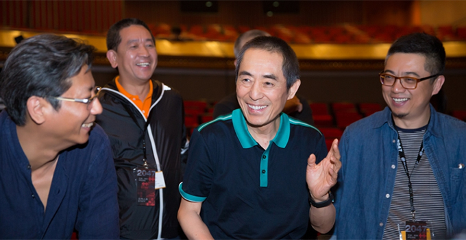 张艺谋深夜现身2047彩排现场