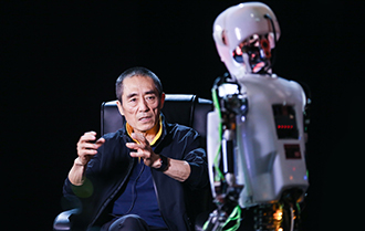 张艺谋唇枪舌战机器人记者