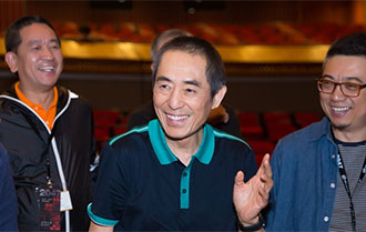 张艺谋深夜现身2047彩排现场