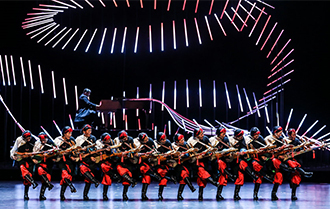 《对话&middot;寓言2047》第二季首演 张艺谋现身谢幕