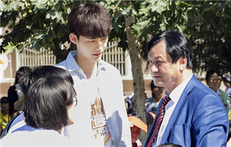 董力助力公益 远赴边疆爱心助学