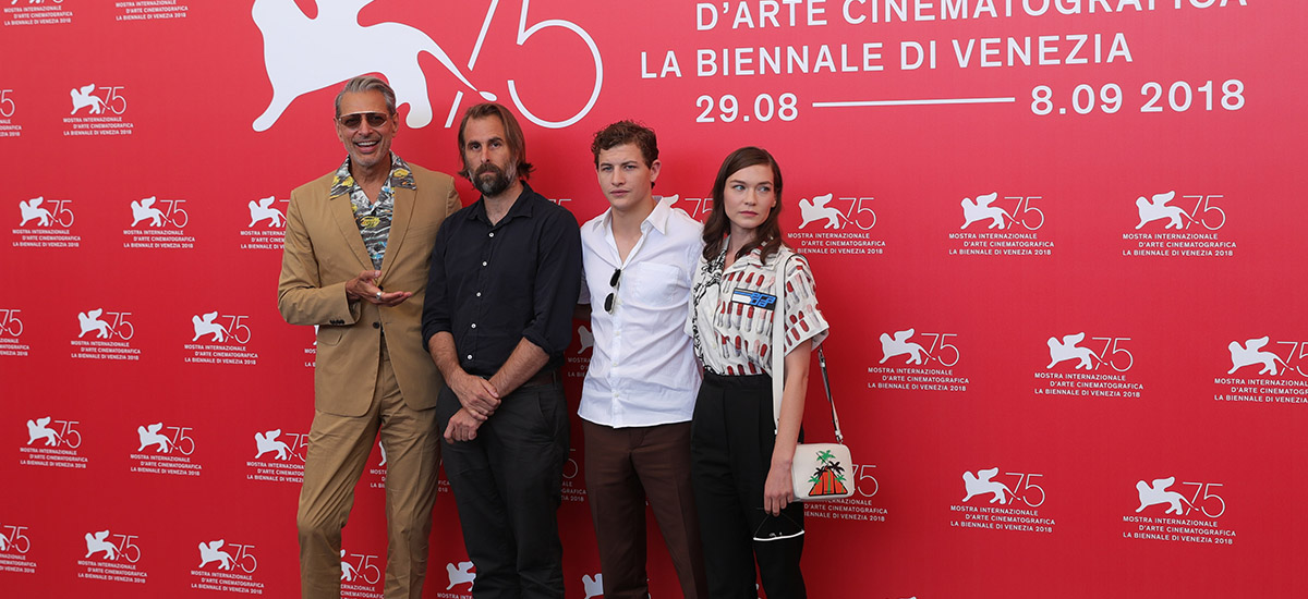 电影《群山》主创亮相威尼斯电影节