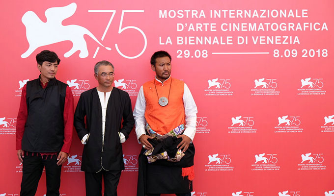 万玛才旦导演《撞死了一只羊》威尼斯电影节首映