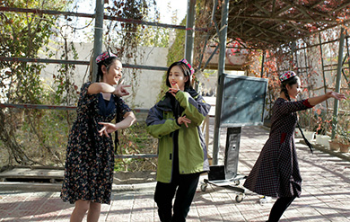 佟丽娅返乡调研聚焦玫瑰产业发展