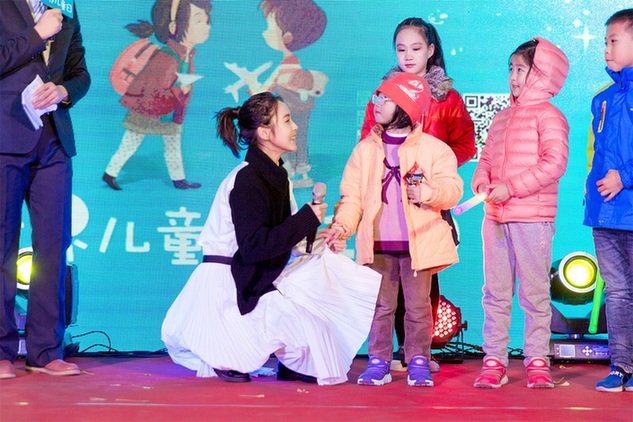 張佳寧出席兒童公益活動 與孩子親密互動被表白