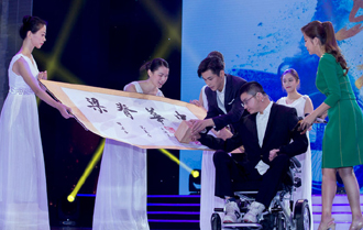 喬振宇助力公益影像節 “善行大使”鼓勵輪椅少年