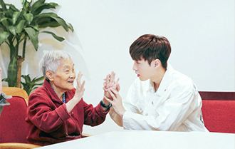 张艺兴探访养老院：你们想听的，我都唱给你们听