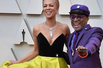 【红毯】托尼亚&middot;刘易斯&middot;李拼接礼服亮眼