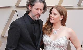 【红毯】艾米&middot;亚当斯角逐最佳女配角 老公红毯相伴