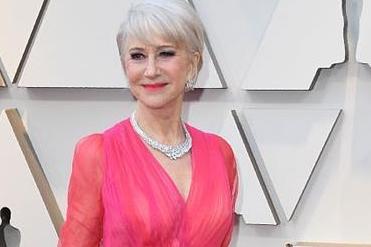 【红毯】73岁海伦&middot;米伦挑战玫红裙仙气十足