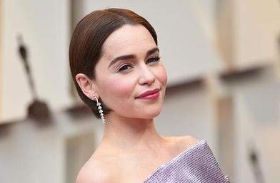 【红毯】&ldquo;龙母&rdquo;艾米莉亚&middot;克拉克秀美背