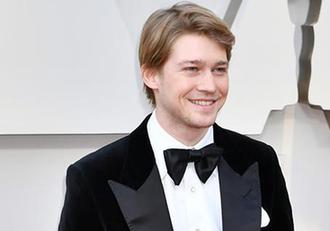 【红毯】乔&middot;阿尔文西装革履帅气亮相