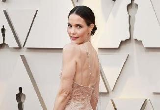 【红毯】莱丝莉&middot;比伯裸色礼服典雅大方