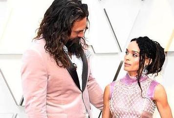 【红毯】&ldquo;海王&rdquo;杰森&middot;莫玛粉红西装和妻子互动