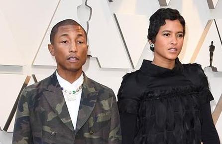 【红毯】法瑞尔&middot;威廉姆斯牵手爱妻亮相