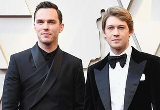 【红毯】&ldquo;小尼子&rdquo;尼古拉斯&middot;霍尔特黑西装帅气逼人