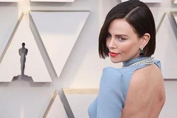 【红毯】查理兹&middot;塞隆短发红唇气场超强