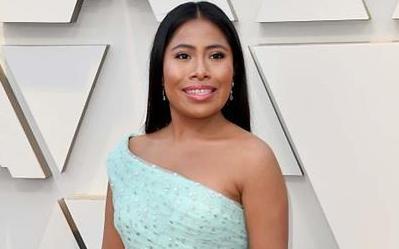 【红毯】《罗马》女主角雅利扎&middot;阿巴里西奥首次入围影后 斜肩礼服朴素大方