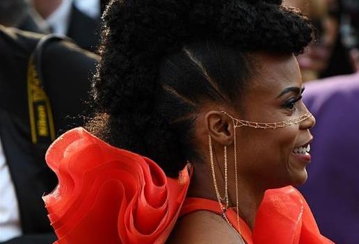 【红毯】女星Hannah Beachler造型雷人成功抢镜