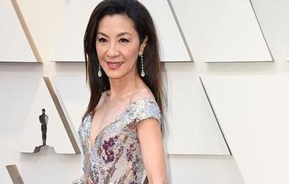 【红毯】杨紫琼穿亮片深V礼服华美大气