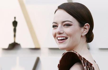 【红毯】艾玛&middot;斯通亮片战袍酷劲十足 凭《宠儿》角逐女配角奖