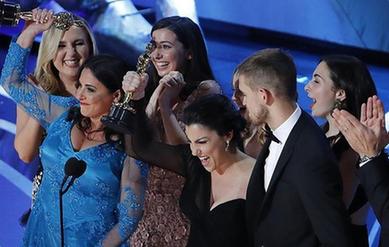 【现场】最佳纪录短片：瑞卡&middot;泽哈布奇、梅丽莎&middot;伯顿 / 《句尾》