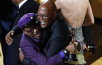 《黑色党徒》获最佳改编剧本奖