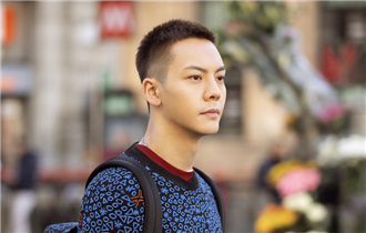 陈伟霆漫步米兰街头随性洒脱