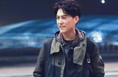 靳东发型乱中有序 背双肩包灿笑