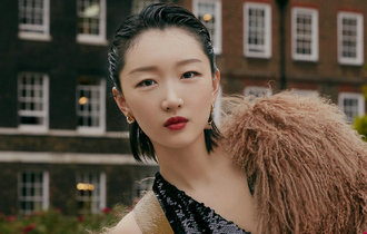 周冬雨复古名媛风亮相伦敦秀场