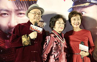 《囧妈》首映 徐峥母亲称赞儿子：你太棒了