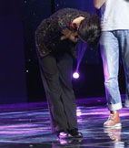 汤唯带伤领奖鞠躬一分钟