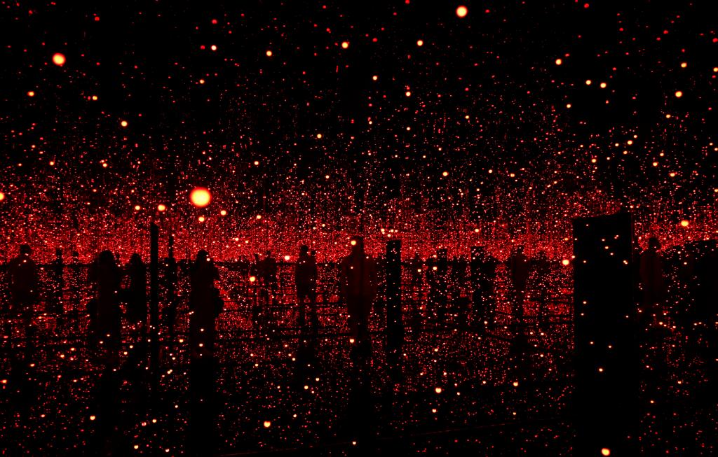 伦敦：沉浸在草间弥生的&ldquo;无限镜室&rdquo;