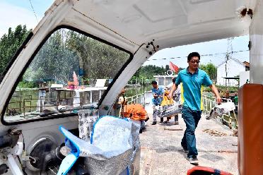 图片故事：一人一船一邮路