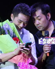 余少群首演双重性格