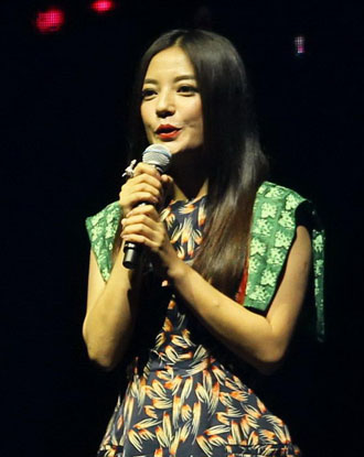 赵薇张靓颖牵手献唱百花奖 长发红唇着碎花花瓶裙