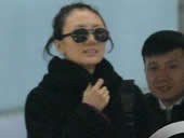 袁泉&ldquo;全黑&rdquo;装扮现身机场