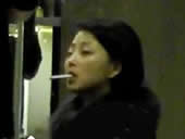 殷桃当众吸烟女王范儿十足